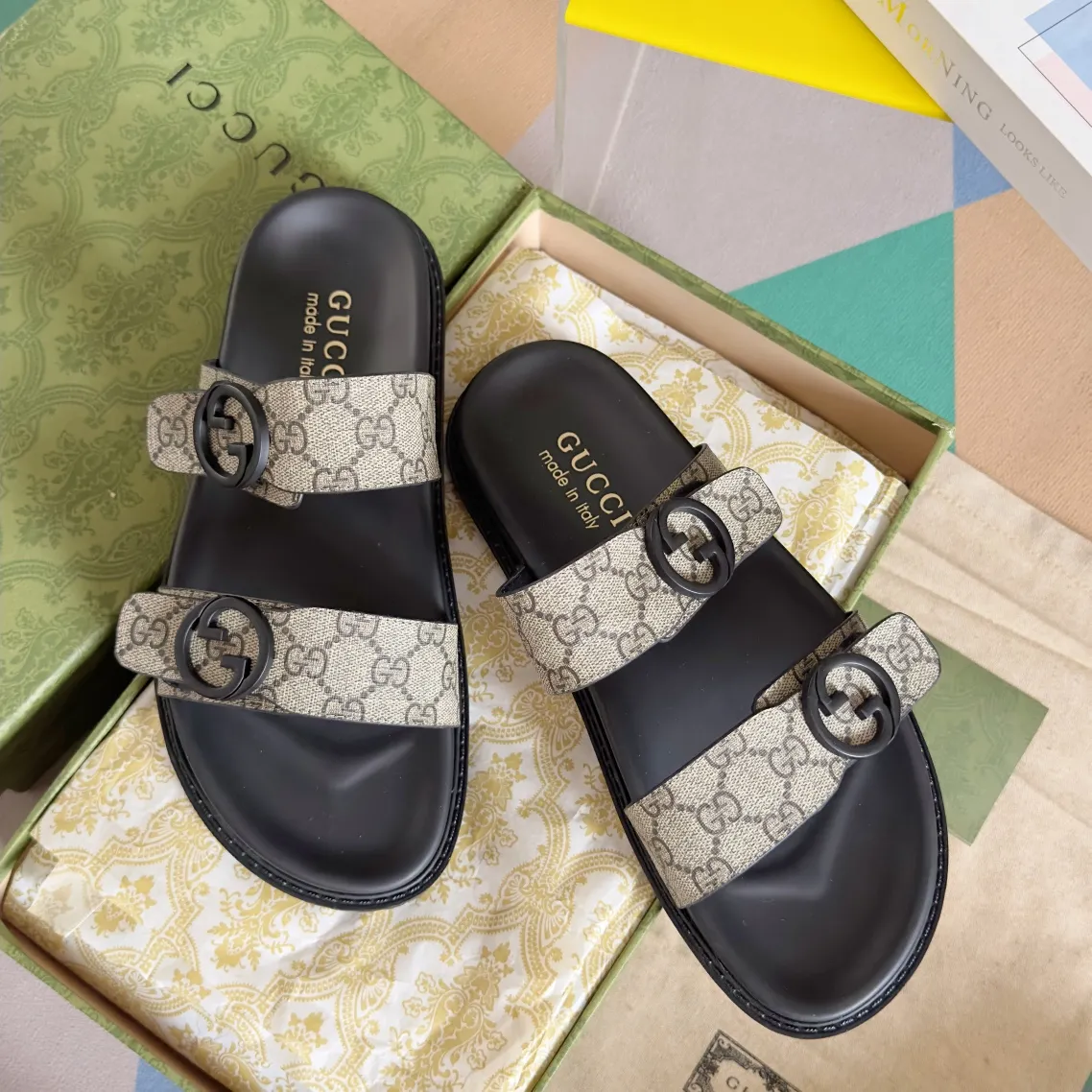 [G Home] Men's Men's Shoes💰:300💰Size:38-45 GUCC Gucci Original Order Quality 🆕2024Gucci Gucci Summer New Style Double G Presbyopia Flip-flops Cross Sandals Thick Sole Slippers Beach Shoes Original Purchase and Development Production G family's 2024 new summer dark horse items, fashion bloggers at home and abroad have put on the show, and it has become popular on social platforms at home and abroad. Fashionistas must pay for it, and they spend a lot of money to create ingenious craftsmanship and accurately restore every detail. Exquisite packaging at the delivery counter🛍📦 ▪️ Fabric: Original imported double G presbyopic leather ▪️ Lining: Original imported leather ▪️ Sole: Original open molded T men's shoes 💰U outsole ▪️ Bottom thickness: 3CM